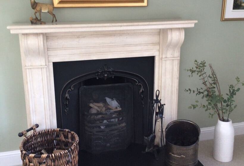 膳宿费 Castlecroft Bed And Breakfast