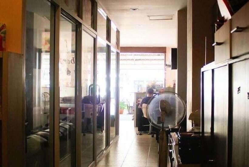هتل Number 1 Guesthouse & Restaurant