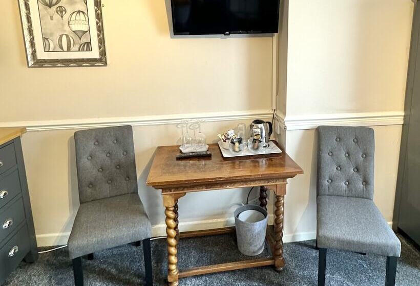 פנסיון The Angove