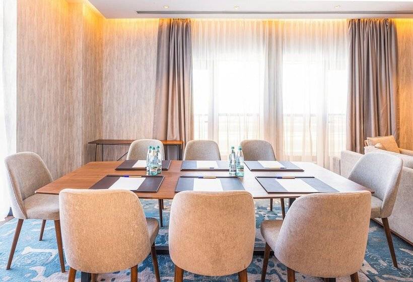 בית מלון כפרי Hilton Garden Inn Samarkand Afrosiyob