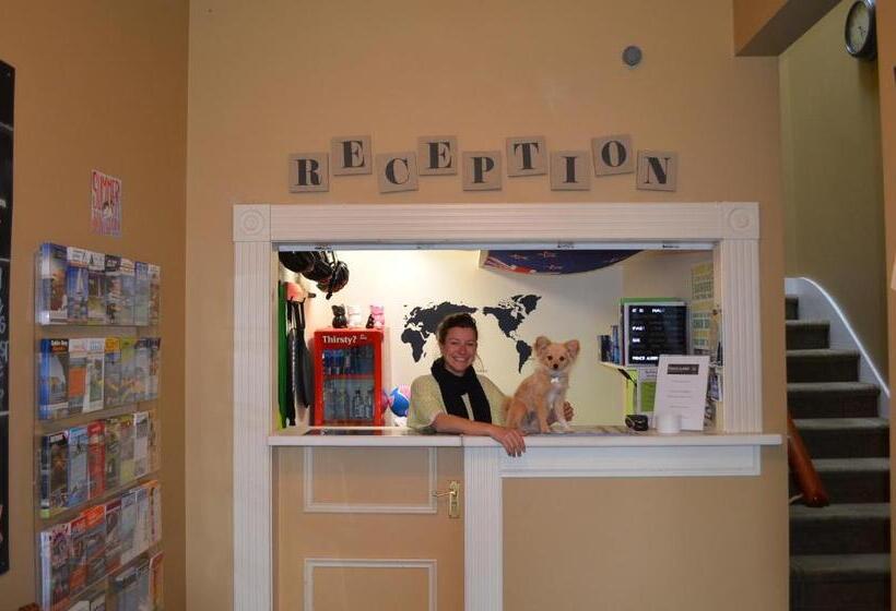 هاستل The Prince Albert Backpackers & Bar