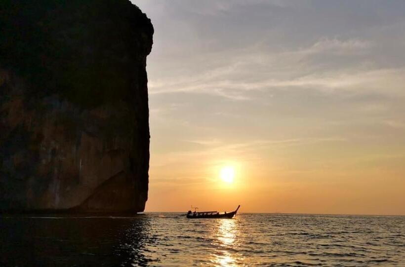 هتل Phi Phi Sand Sea House