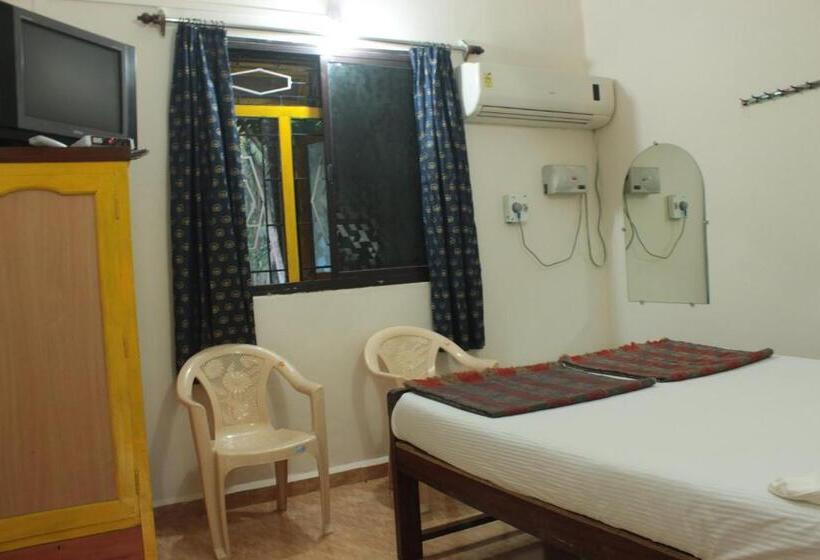 فندق Pritams Cottages Guest House