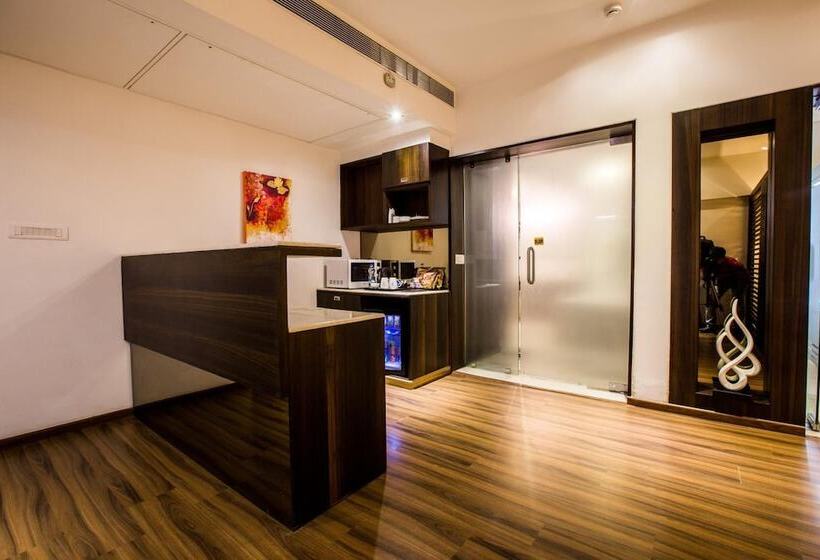 Отель Regenta Central Harimangla