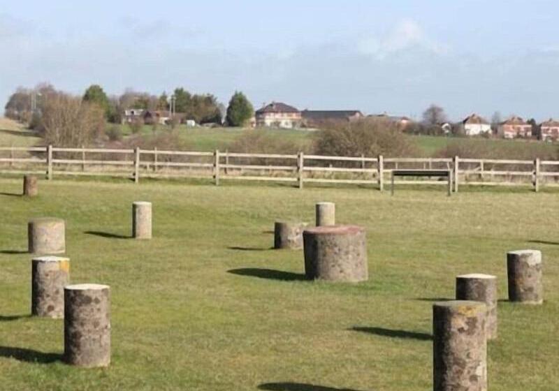 هتل Stonehenge Inn & Shepherds Huts