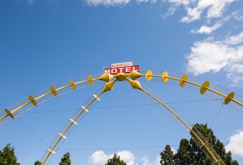 Riverfront Motel & Villas