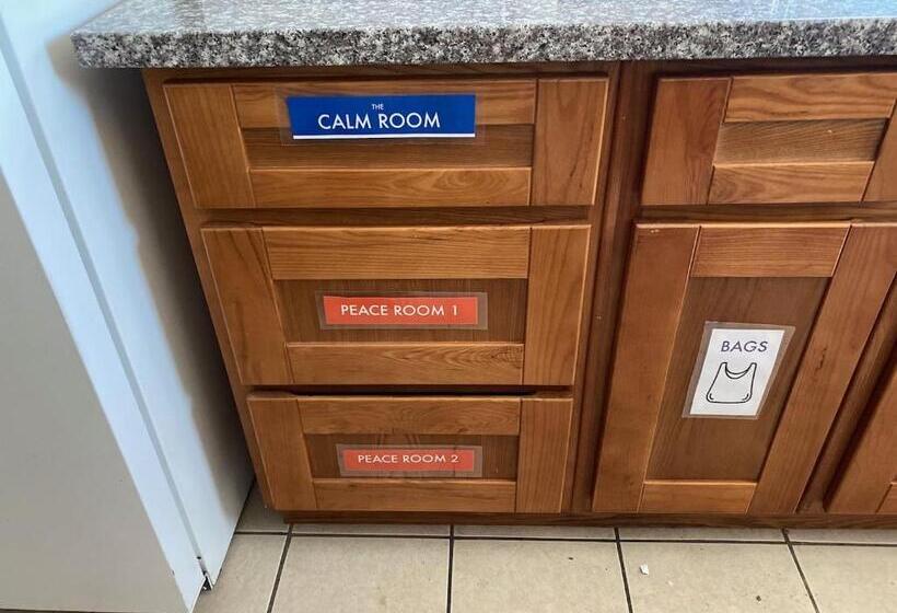 فندق صغير Whole Family   Barrette