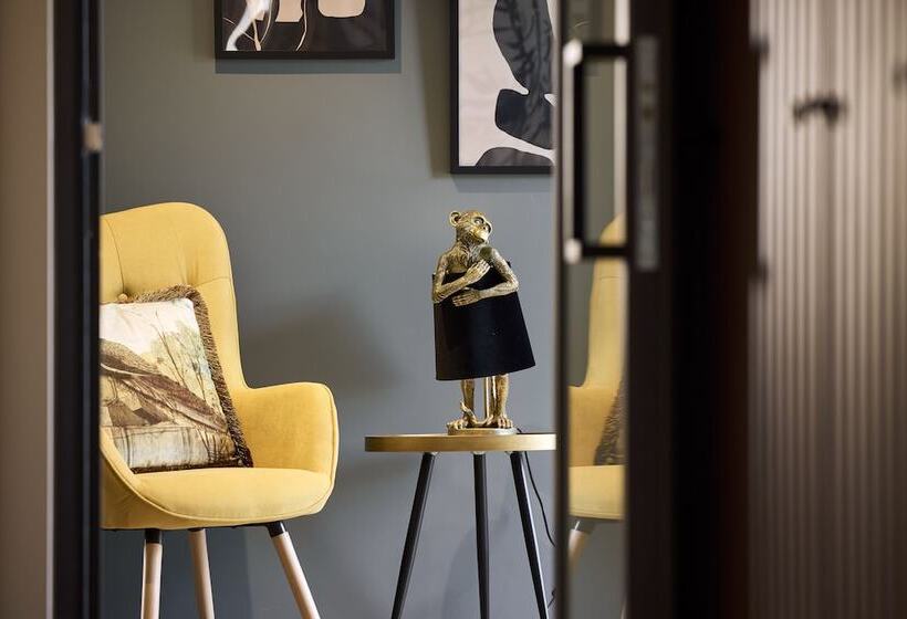 Cama Luxury Suites