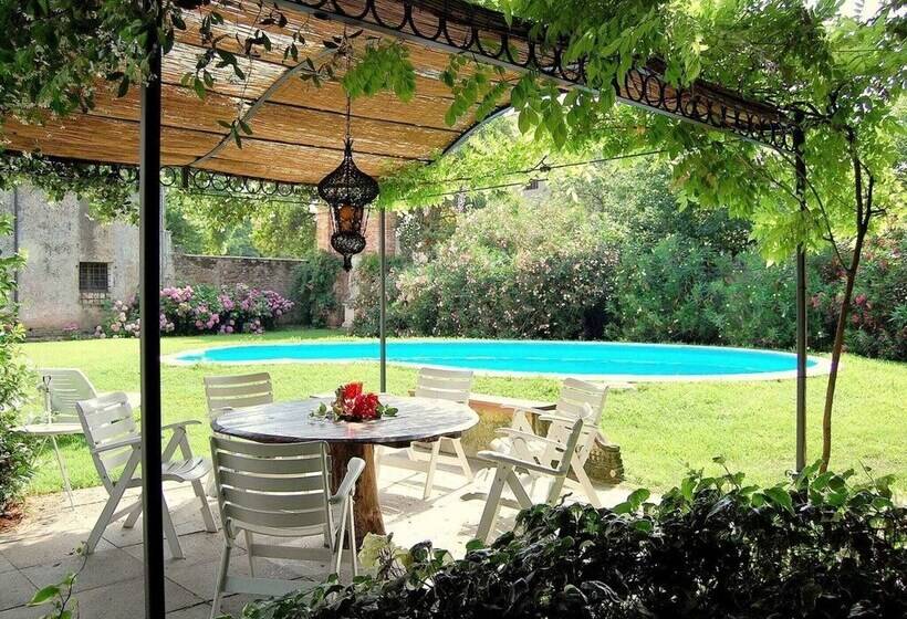 فندق Historic Venetian Style Castle In Piombino Dese With Pool