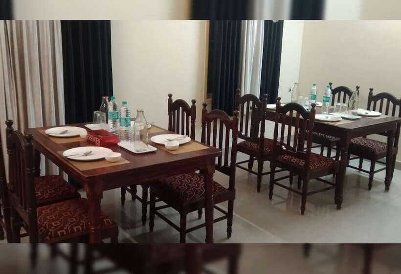 هتل The Altruist Business Stays