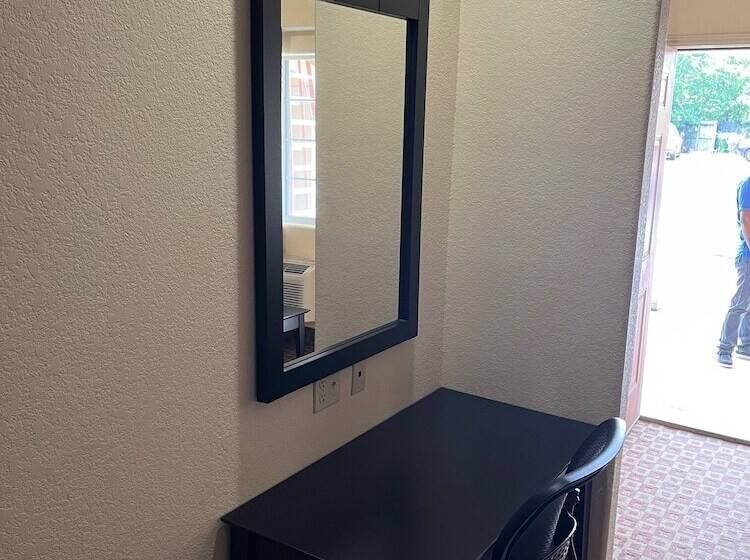 모텔 Deluxe Inn & Suites