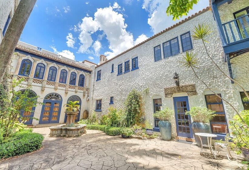 پانسیون Young Mansion