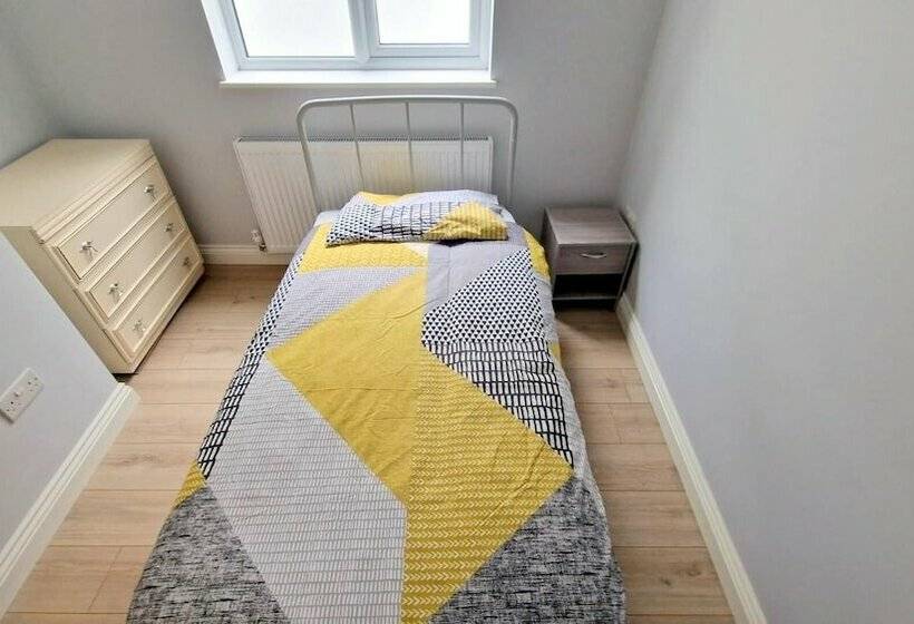 דירת נופש 2 Bedroom House In South London   Sutton