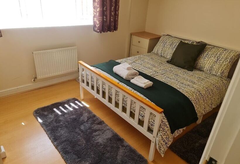 اقامتگاه Stunning 4 Bed House In Walsall