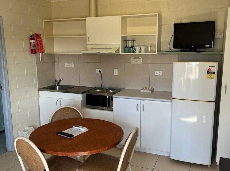 استراحتگاه Broken Hill Outback View Holiday Park