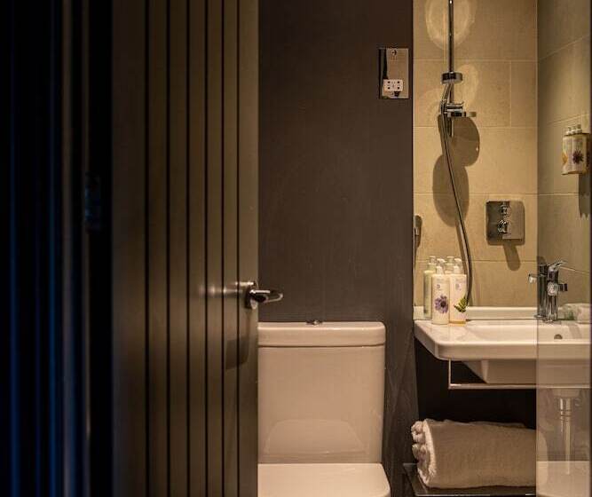 تختخواب و صبحانه The George At Backwell