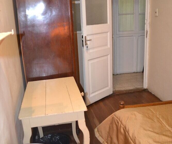 Hostal Austria   Hostel