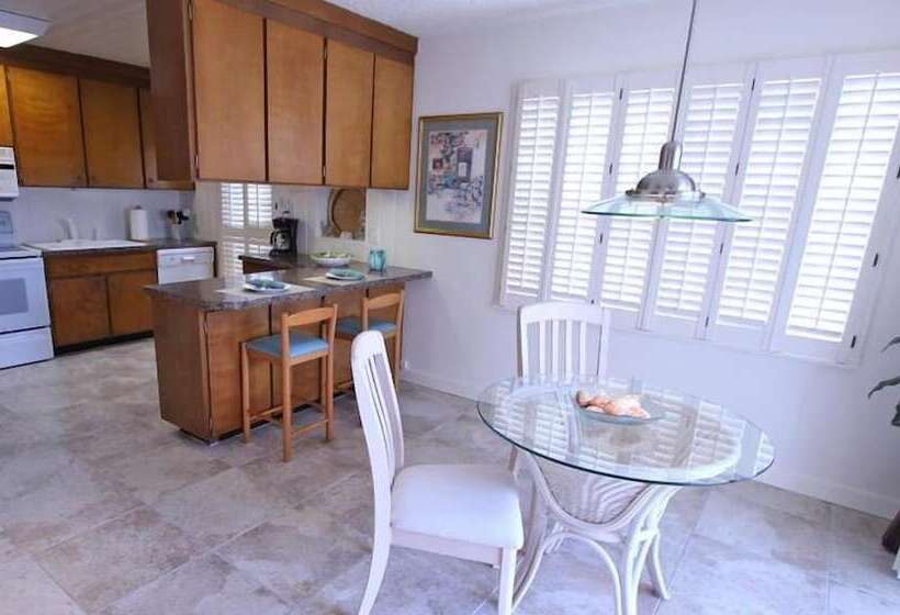 Отель Beachouse Inn & Suites