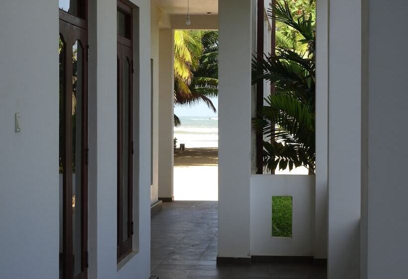 پانسیون Moragalla Beach Home Guesthouse