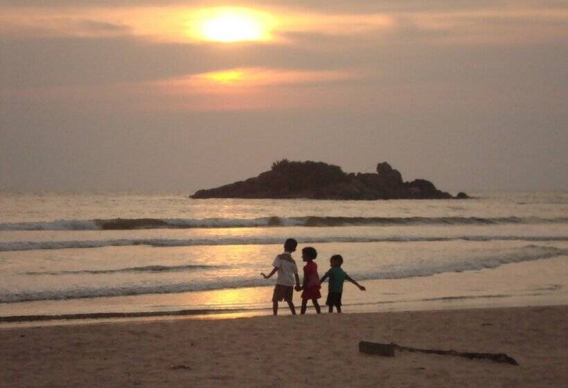 پانسیون Moragalla Beach Home Guesthouse