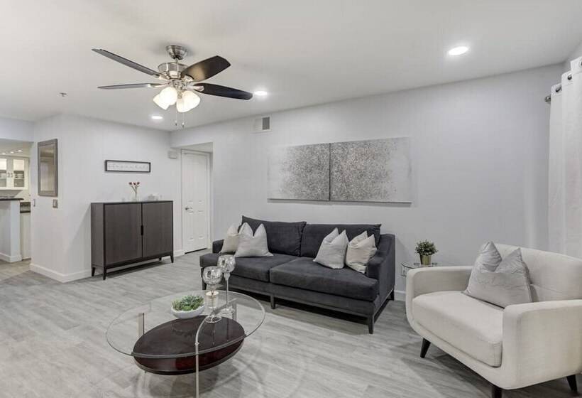 Beautiful Newly Remodeled 2bdrm Biltmore Condo!