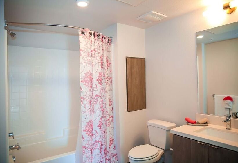 Fully Furnished Suites Near Little Tokyo