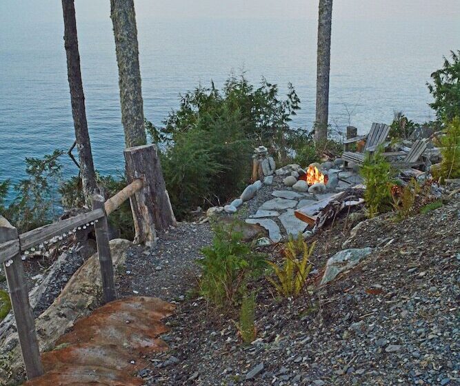 Handsome Dan's Port Renfrew