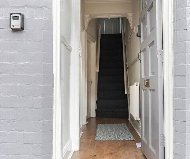 اقامتگاه Inviting 3 Bedroom Home In Liverpool With Parking