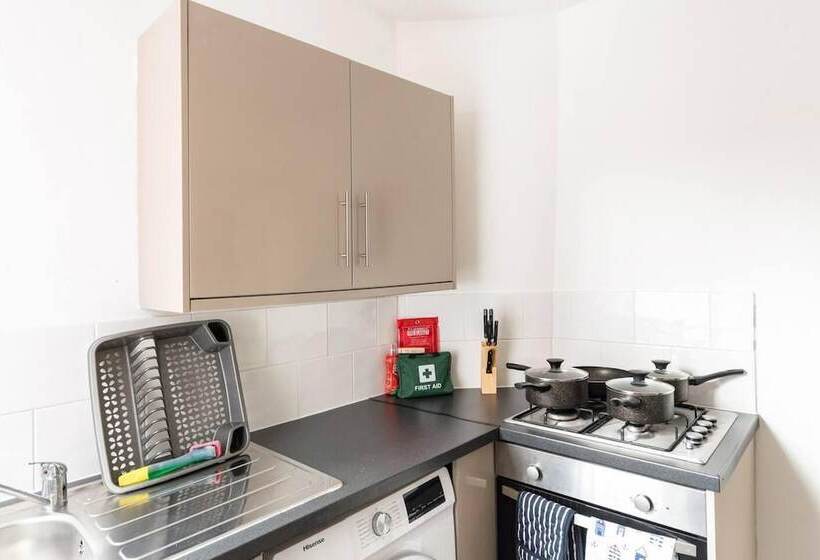 اقامتگاه Inviting 3 Bedroom Home In Liverpool With Parking