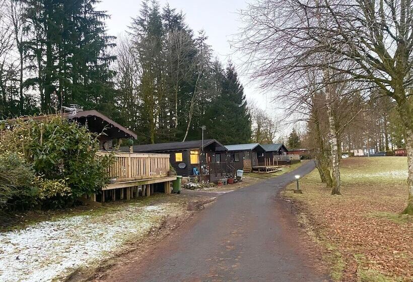 Stunning 4 Bedroom Cabin With Hot Tub In Beattock!