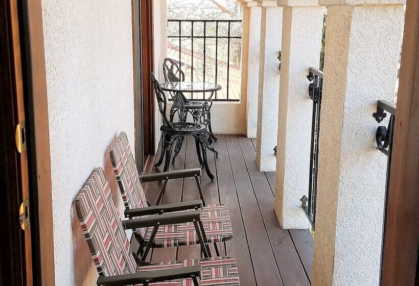 هتل Tavares Inn
