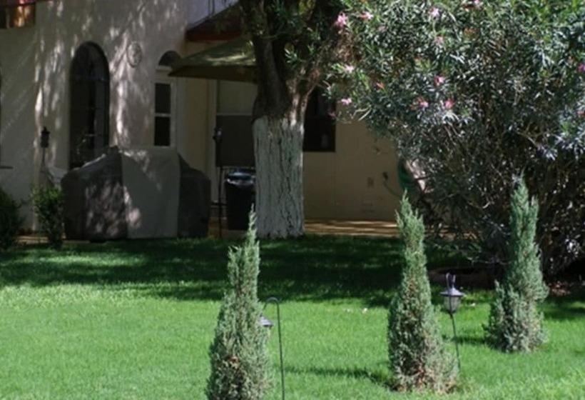 فندق Tavares Inn