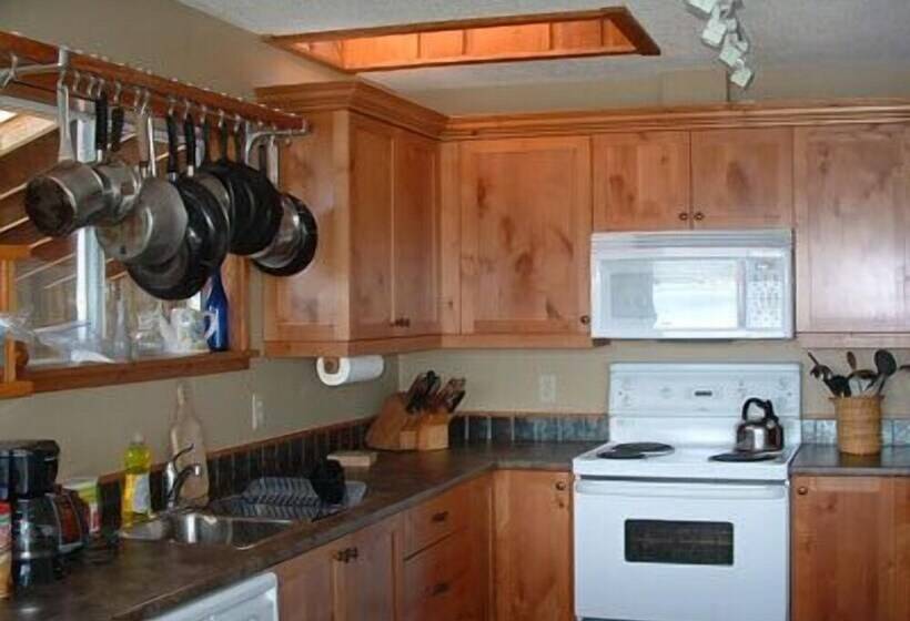 هتل Tofino Swell Lodge