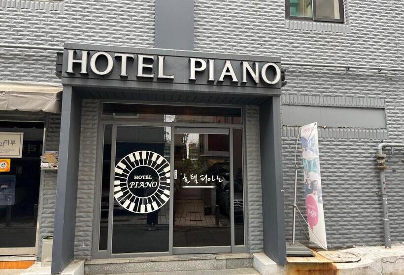 Reunion Hotel Piano