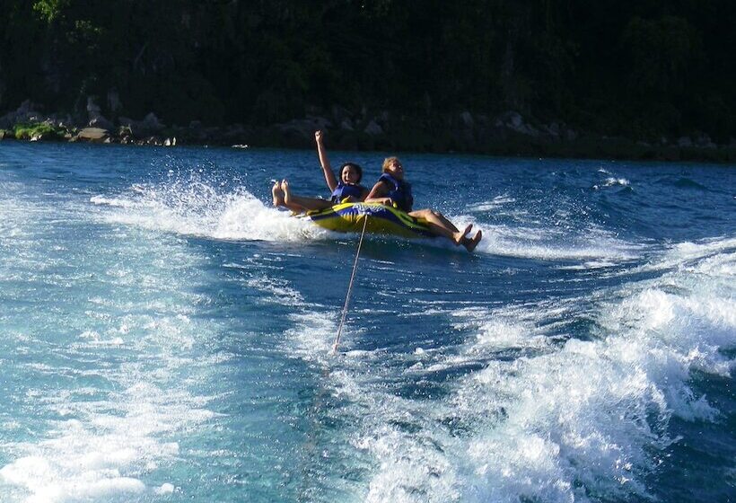 هتل Blue Zebra Island Lodge