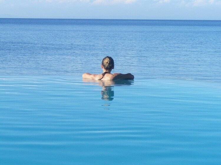 هتل Blue Zebra Island Lodge