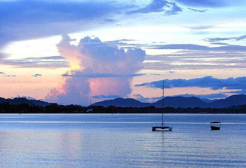 هتل Blue Zebra Island Lodge