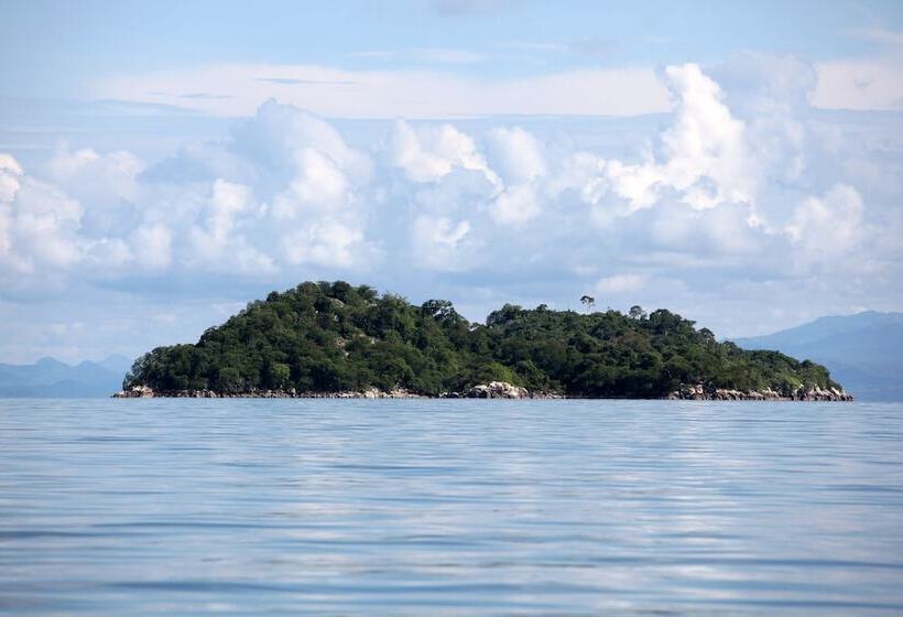 هتل Blue Zebra Island Lodge