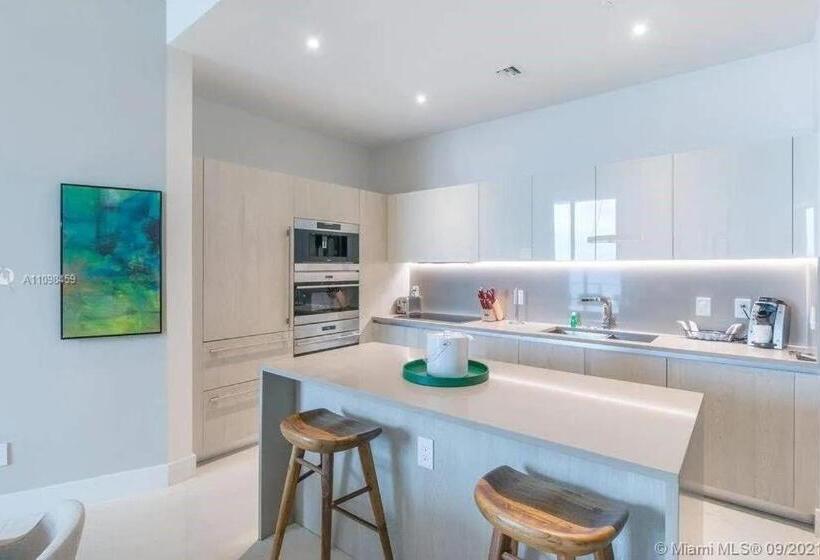 Upscale Comfort And Breathtaking Views At H Hollywood Residences By Zelloo