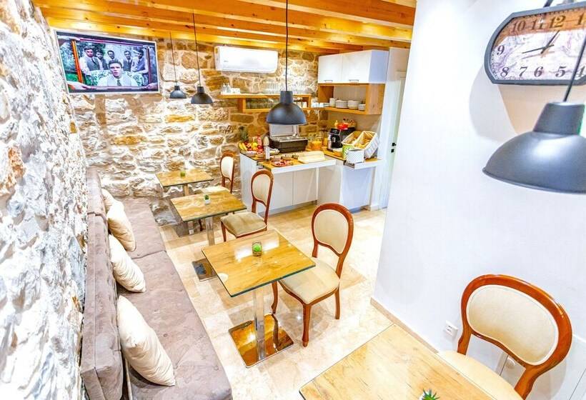 پانسیون L U X E Split Luxury Rooms