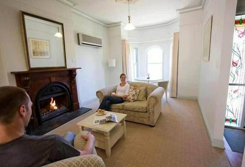 تختخواب و صبحانه Brice Hill Country Lodge
