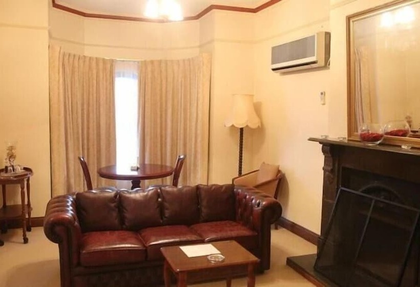 تختخواب و صبحانه Brice Hill Country Lodge