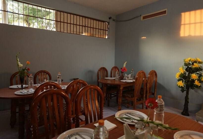 هتل Ample Inn