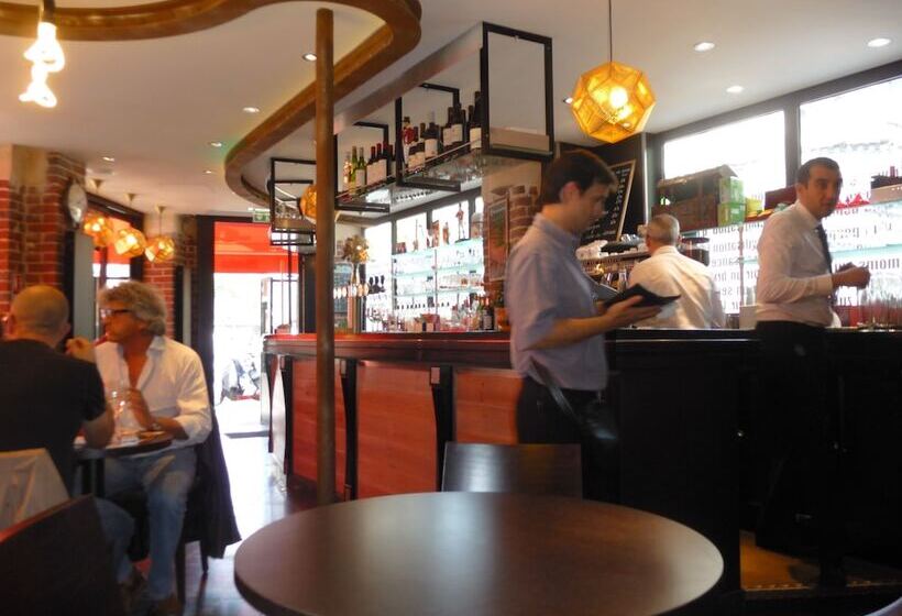 هتل Café Hôtel De L Avenir