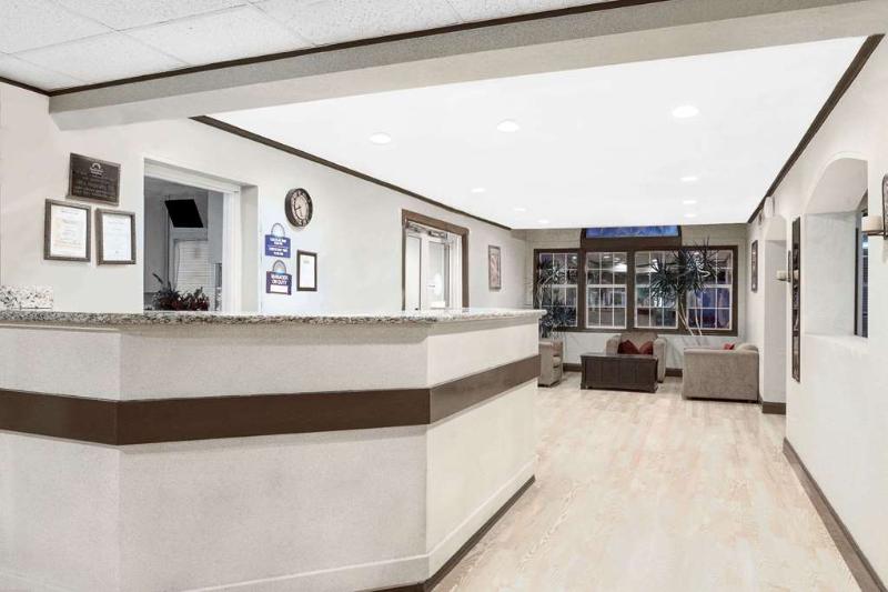 בית מלון כפרי Days Inn and Suites Sugar Land Stafford