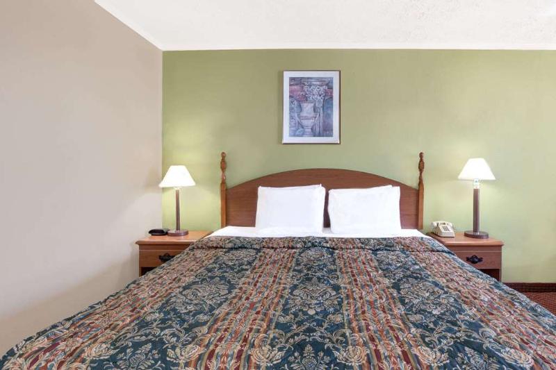 בית מלון כפרי Days Inn and Suites Sugar Land Stafford