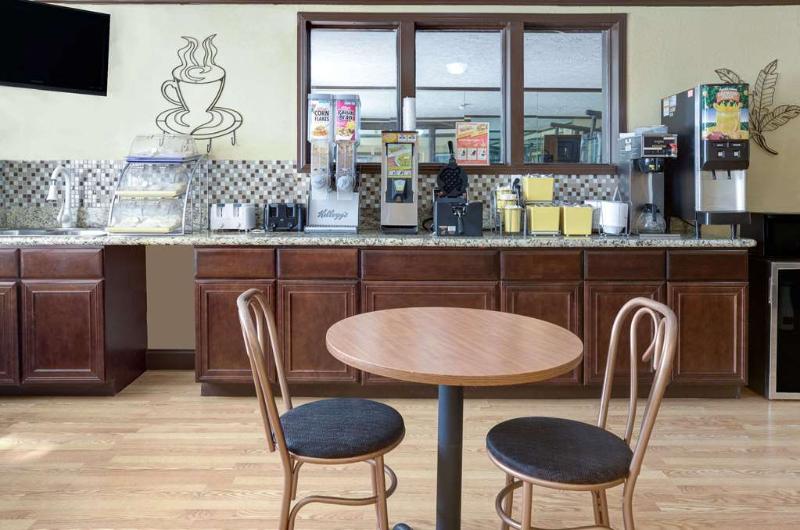 בית מלון כפרי Days Inn and Suites Sugar Land Stafford