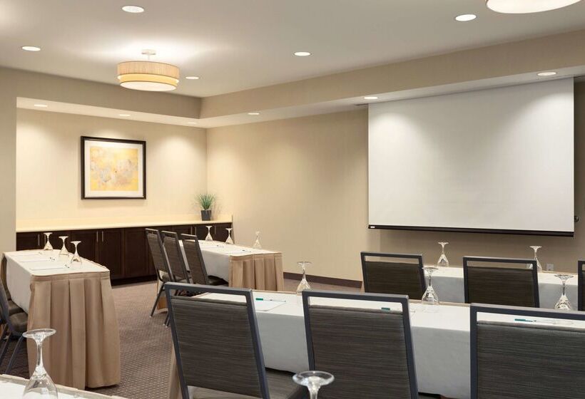 فندق Homewood Suites By Hilton Frederick