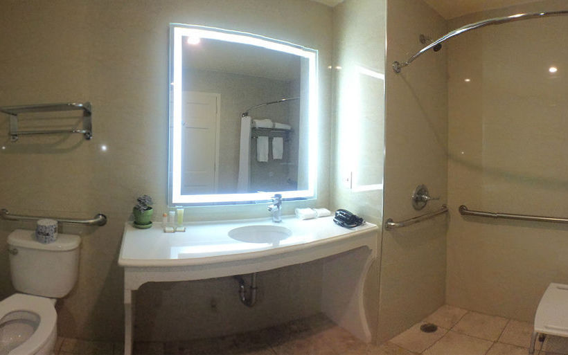 فندق Howard Johnson By Wyndham Long Island City