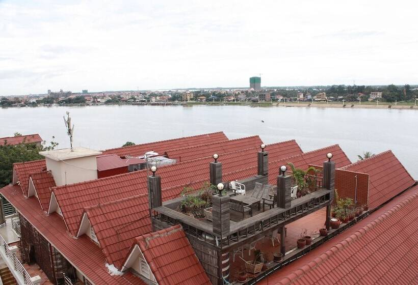 Lux Riverside Hotel & Apartment